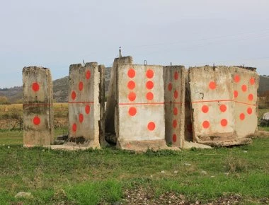 Οικοδόμοι στήνουν τη μια πλάκα πίσω απ' την άλλη. Θα το δοκιμάσετε; (βίντεο)